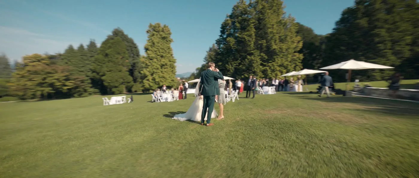 Brautpaar auf der Wiese einer Villa-Hochzeit