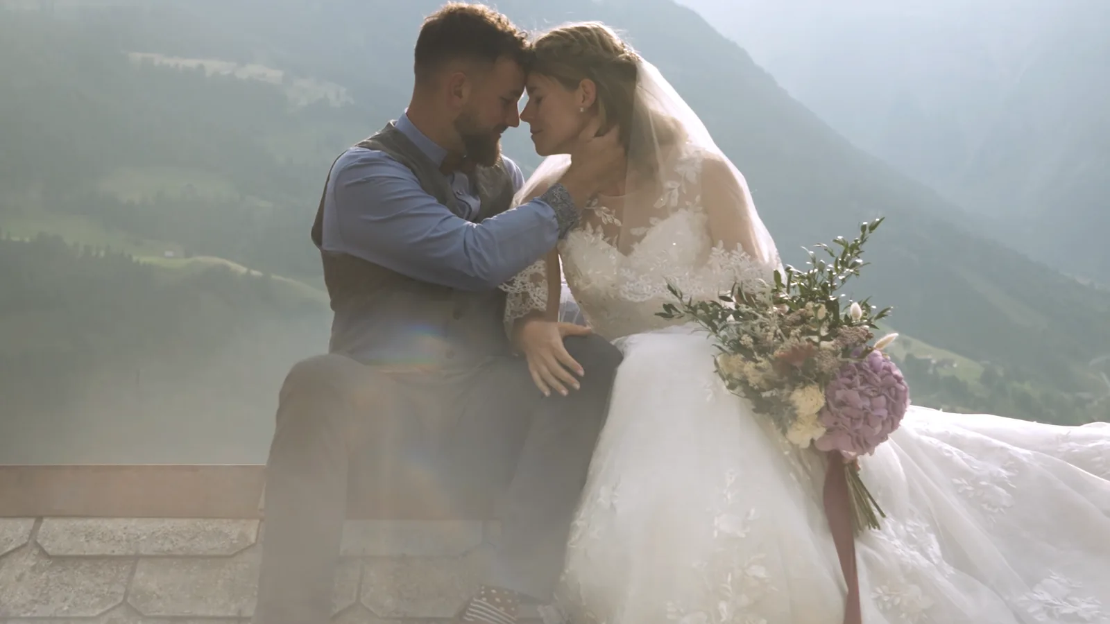 Emotionaler Hochzeitsfilm einer Berghochzeit in den Schweizer Alpen, Brautpaar Stirn an Stirn vor den Bergen
