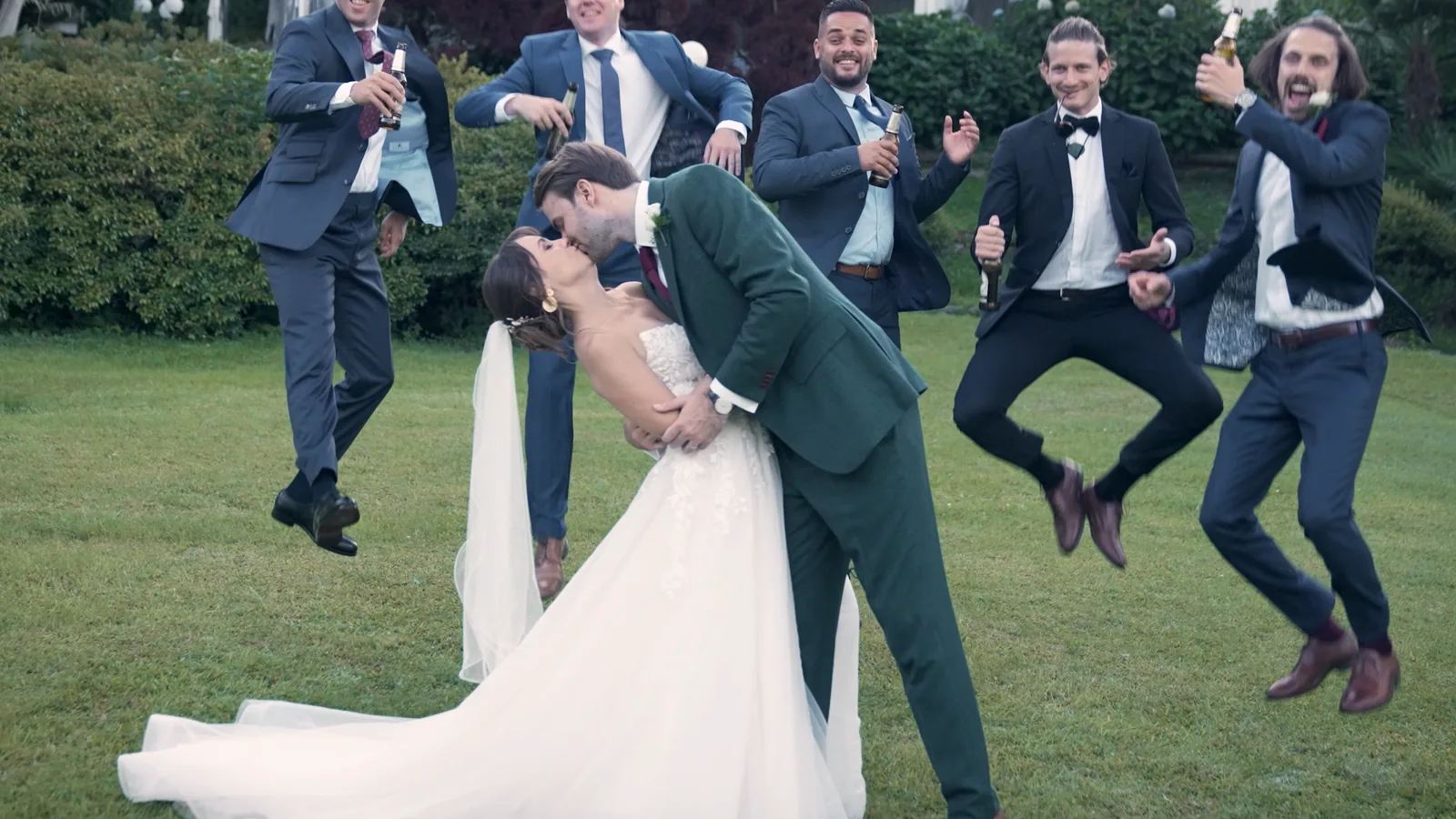Die Trauzeugen springen vor Freude, Hochzeit in Italien
