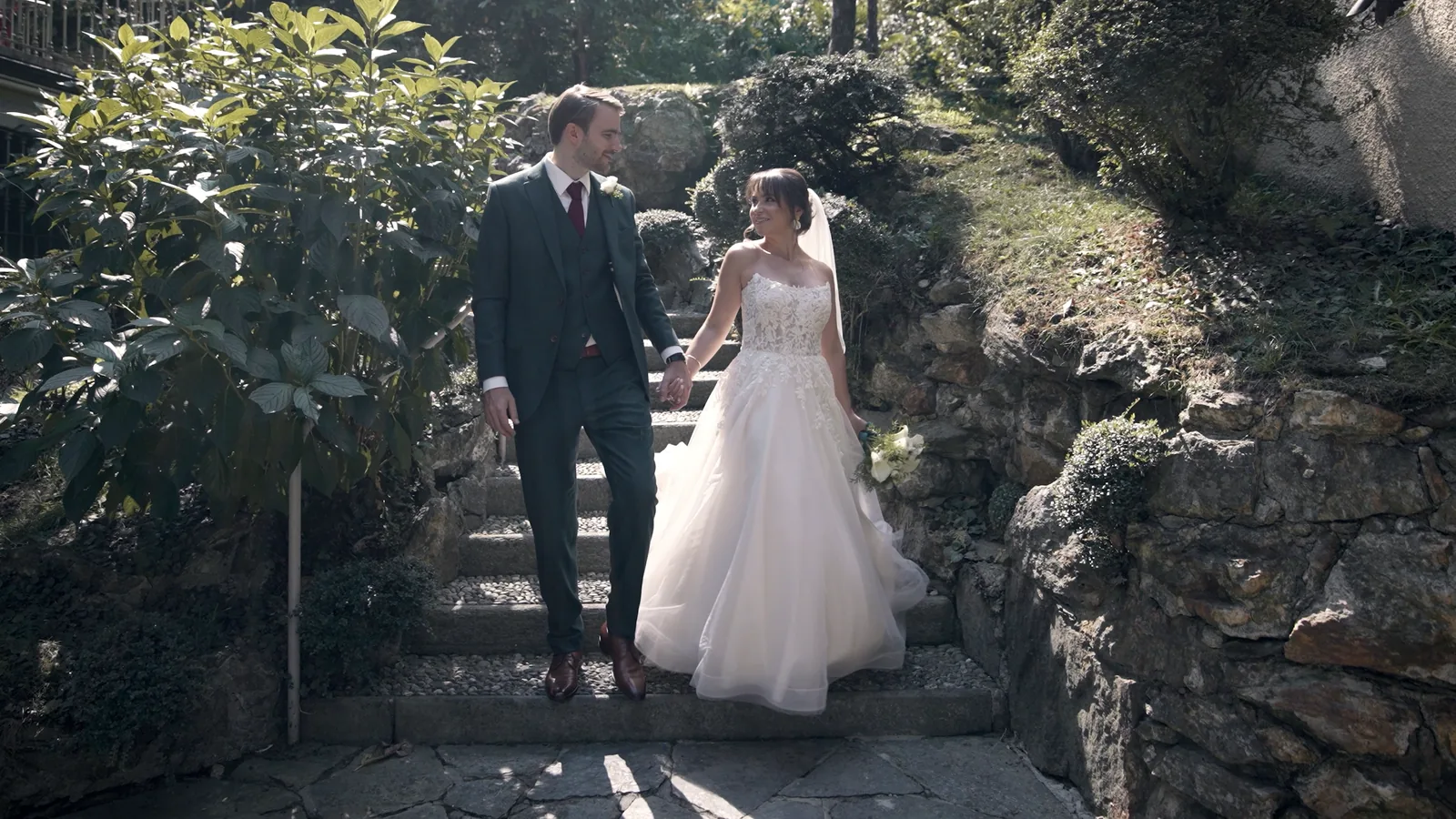 Brautpaar auf einer alten Steintreppe, Destination Wedding in Italien