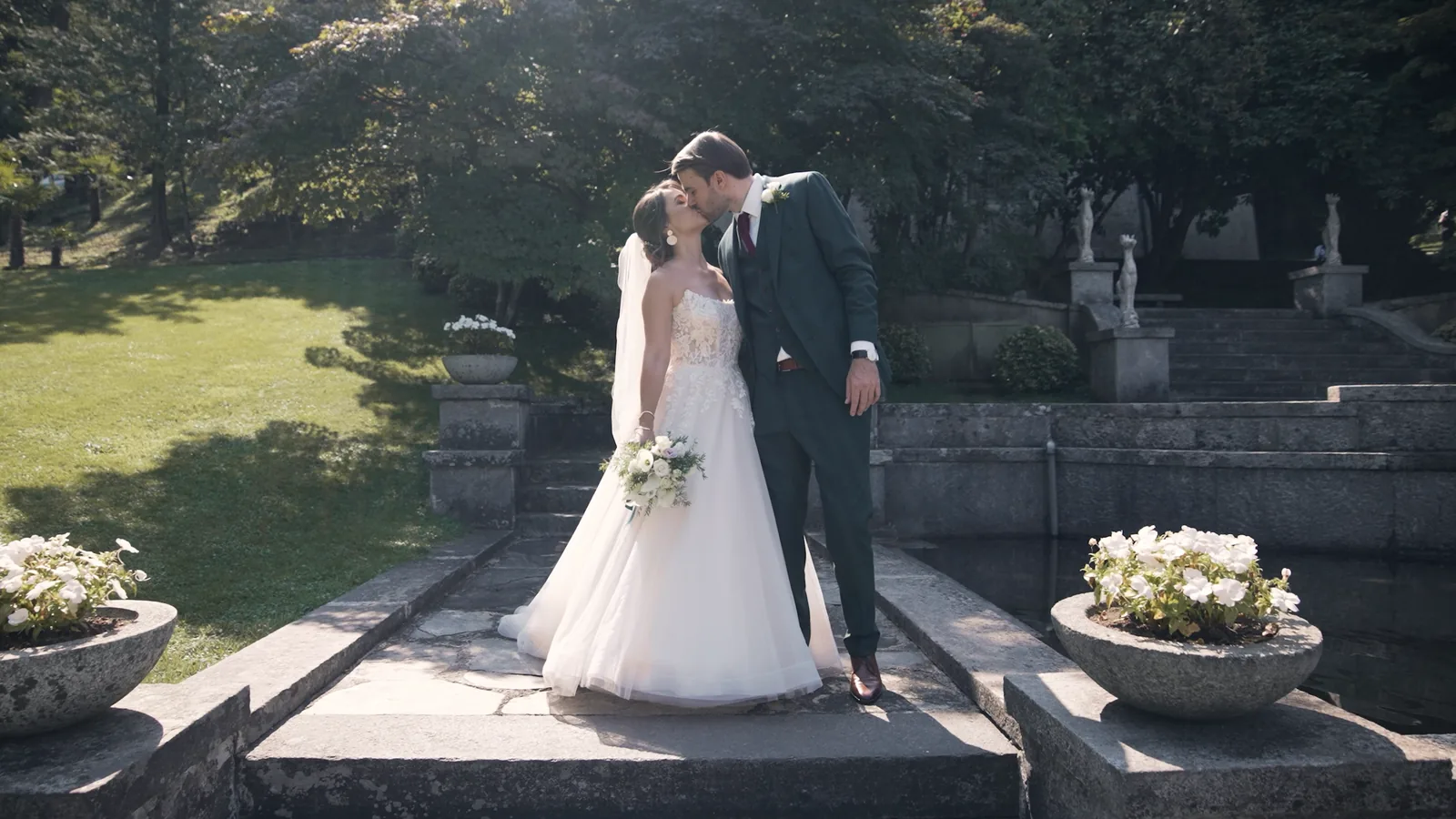 Cinematischer Hochzeitsfilm einer Destination Wedding in Italien, Kuss im Garten einer Villa