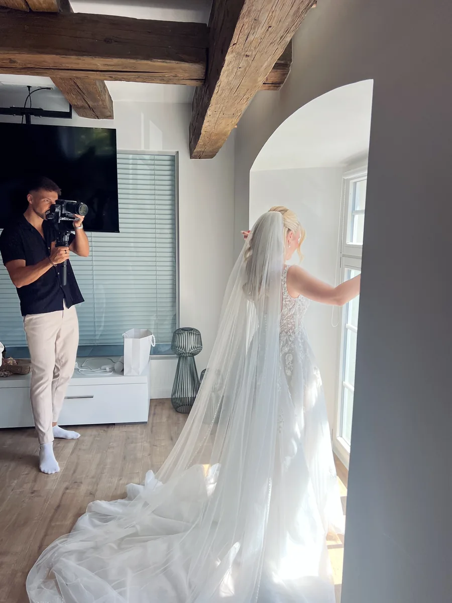 Raphael Cyrill filmt die Braut beim Getting Ready am Fenster