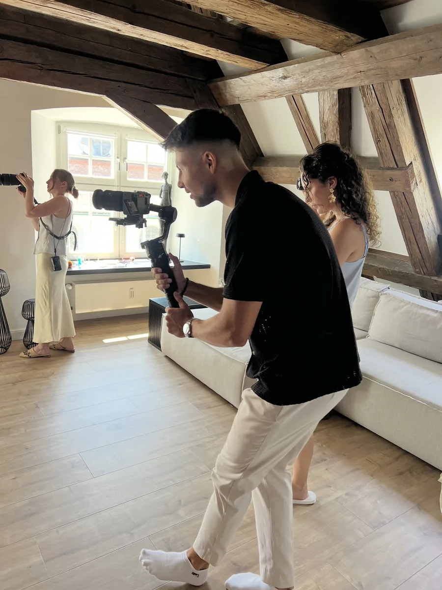 Raphael Cyrill mit Gimbal und Kamera bei einer Hochzeit