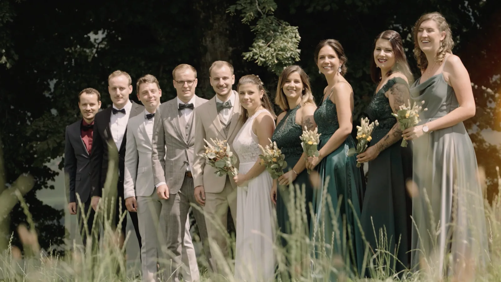 Hochzeitsfilm einer Outdoor-Hochzeit im Zürcher Oberland: Brautpaar mit Trauzeugen und Brautjungfern in Grün